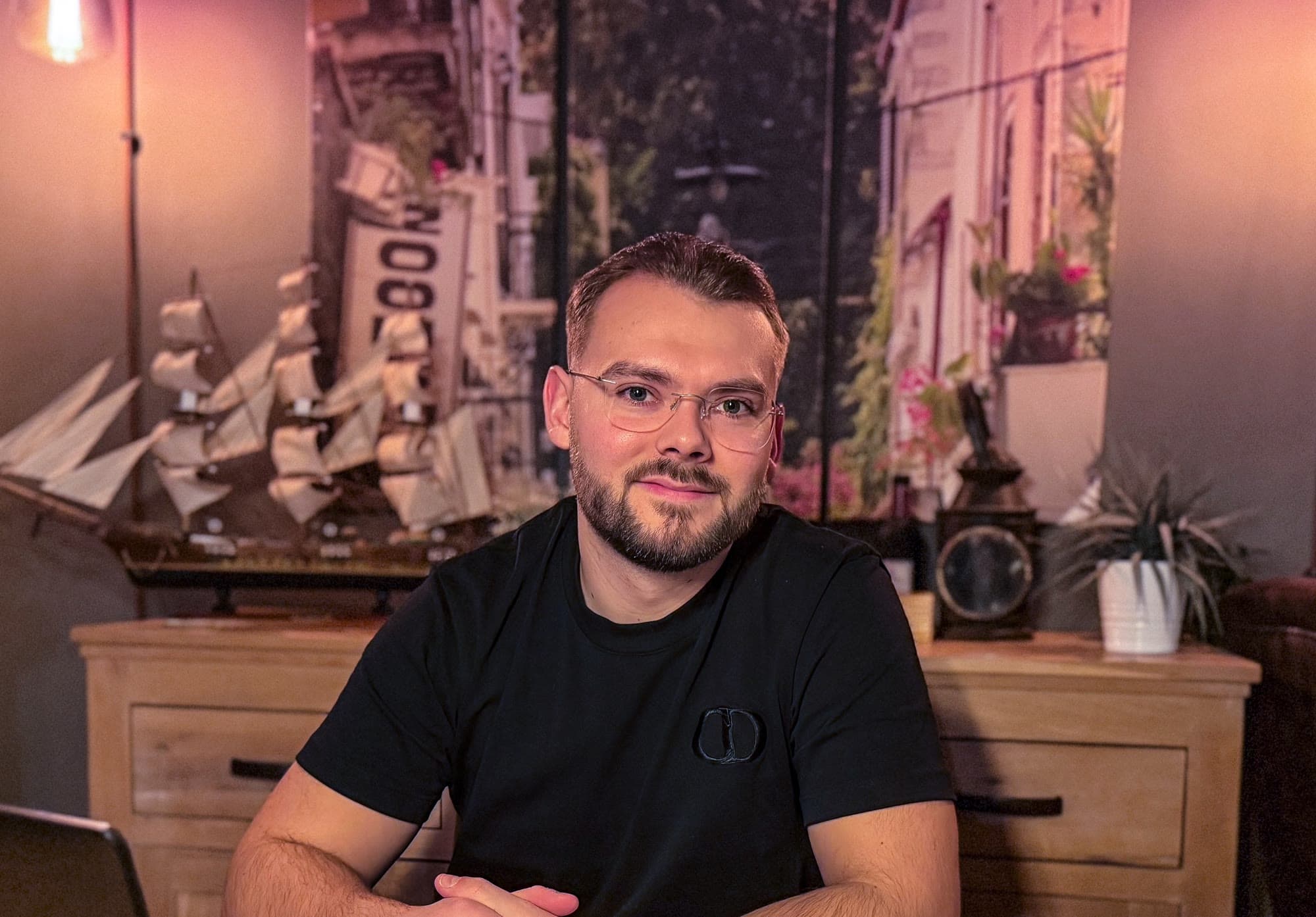 Marius Müller an seinem Schreibtisch